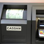 Jak uniknąć opłat za wypłatę z bankomatu